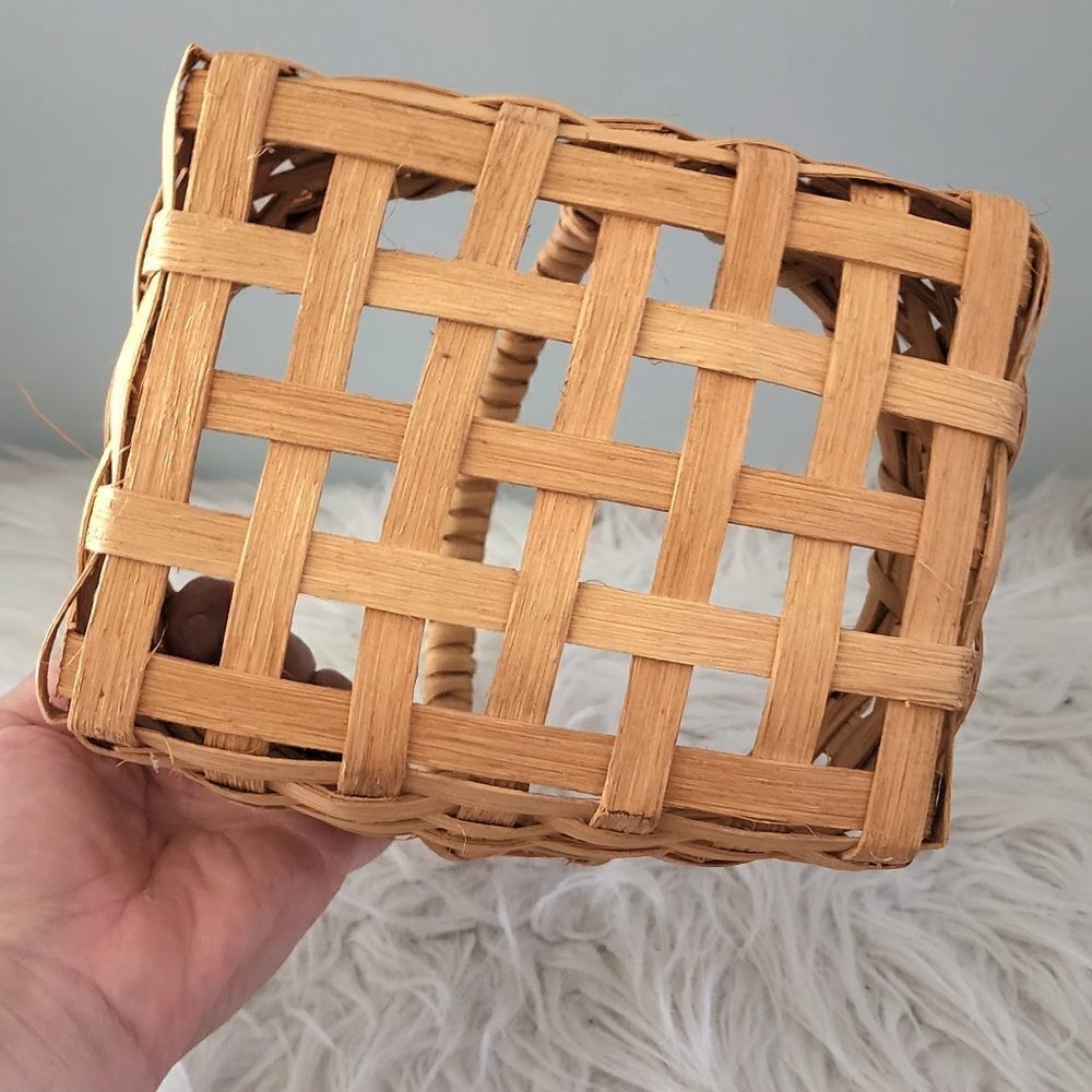Handcrafted wicker basket - Picture 3 of 6